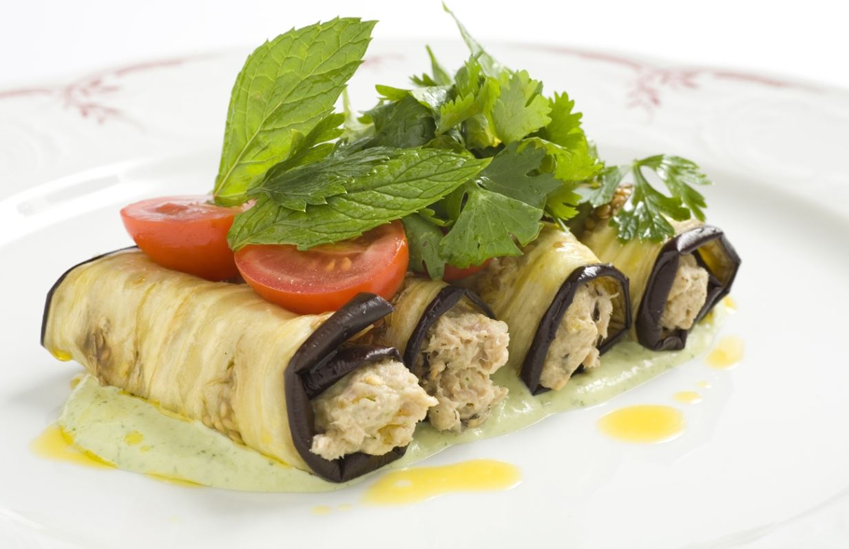 גלילות חצילים ממולאות בטונה 5 אחוז וטחינה