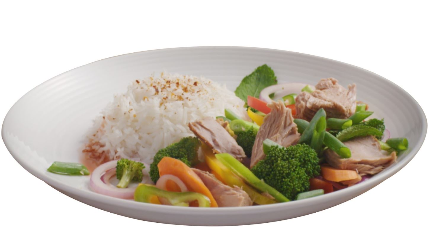 טונה וירקות מוקפצים בסגנון אסייתי