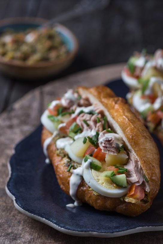 כריך פריקסה בתוספת נתחי טונה עם לימון