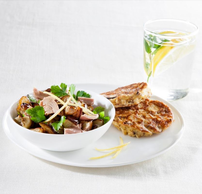 סלט טונה לצד פנקייק מצה