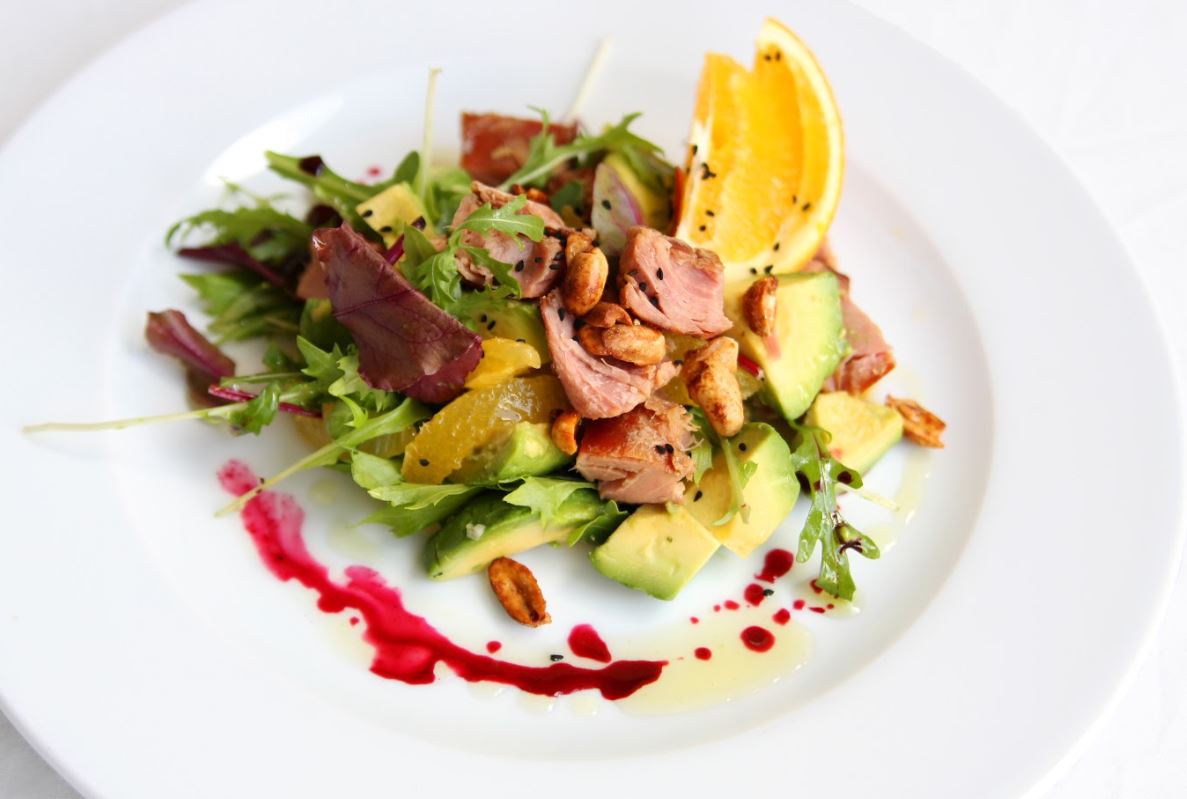 טונה מעושנת - סלט עם פילה