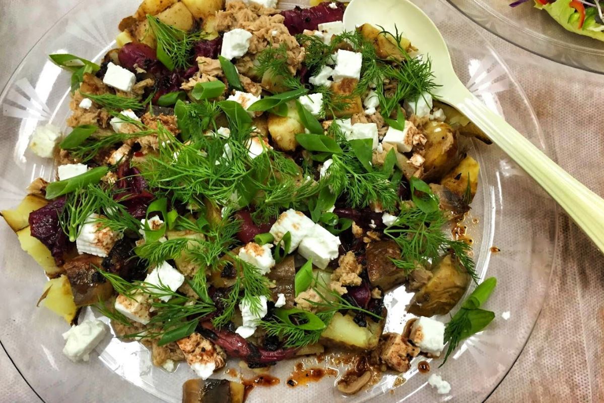 סלט תפוח אדמה וכרוב אדום צלוי עם טונה