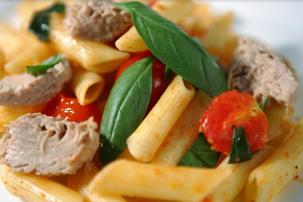 פסטה טונה ועגבניות שרי