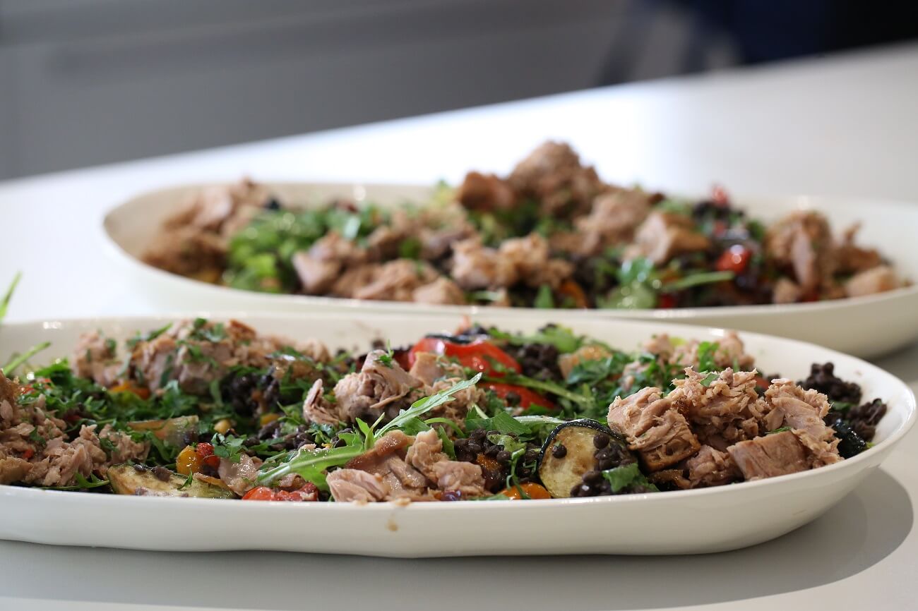 סלט עדשים חם, ירקות וטונה