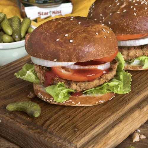 המבורגר טונה עם ירקות בלחמנייה