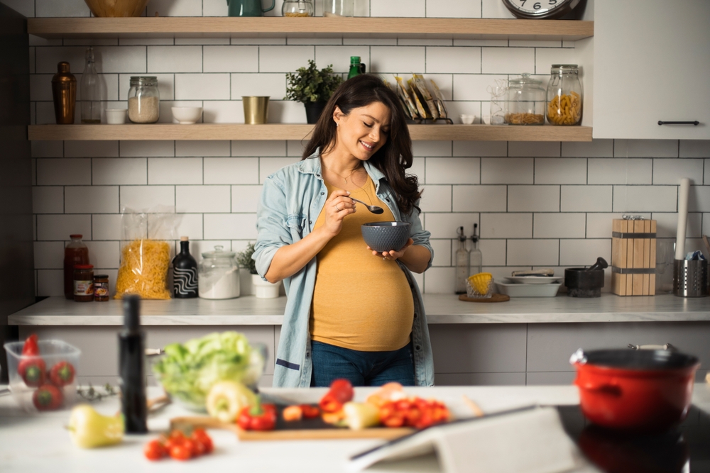 החשיבות של מזונות עשירים בחלבון, בברזל וב- B12 לבריאות האם והעובר בהריון