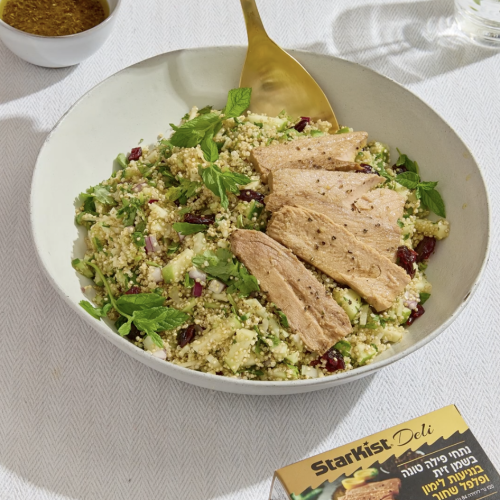 סלט קינואה עשיר עם נתחי סטארקיסט Deli
