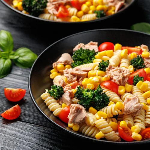 Tuna,Corn,Pasta,Salad,With,Tomatoes,And,Broccoli.